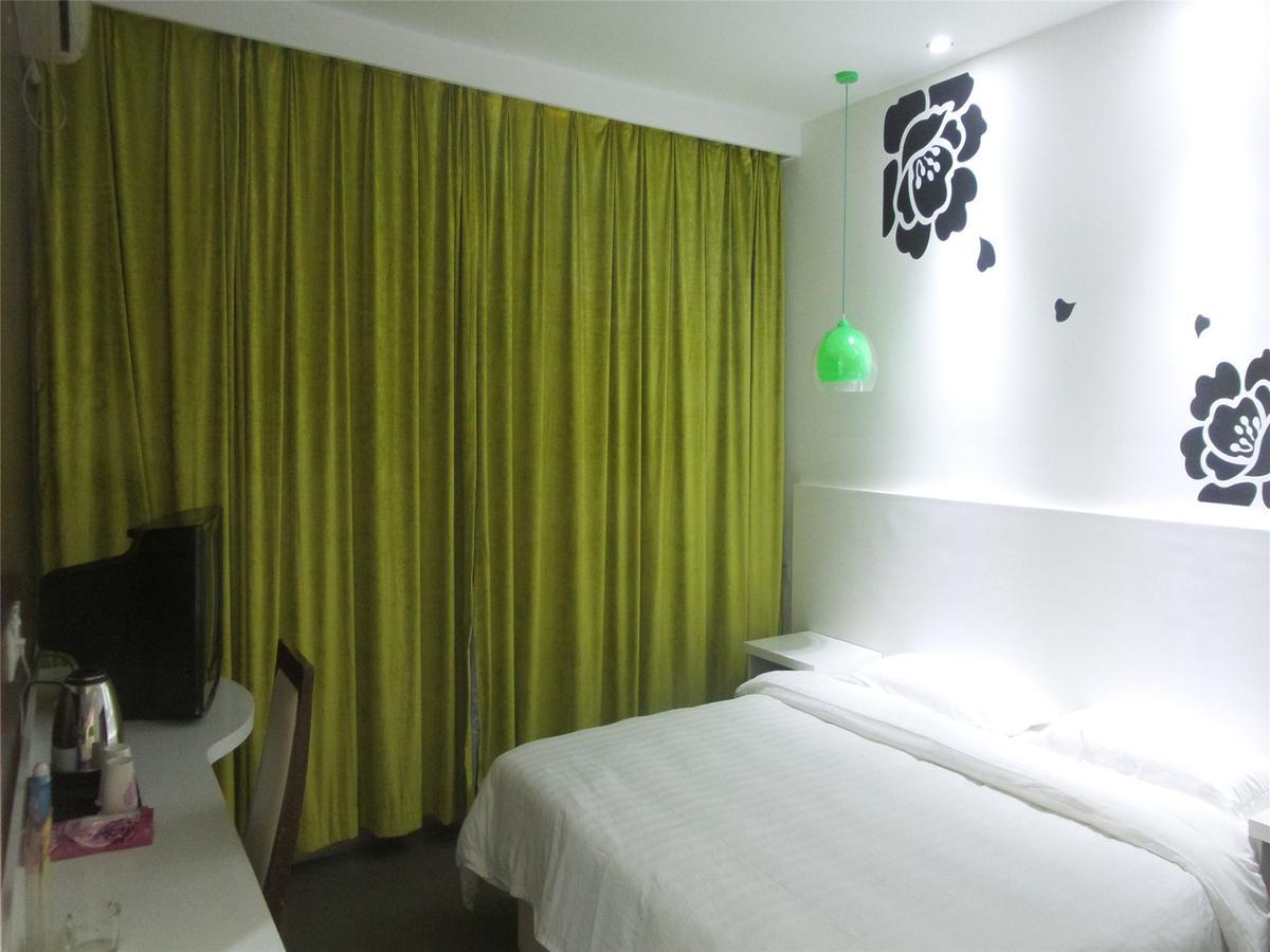 V8 Hotel Xilang Subway Branch Cantão Exterior foto